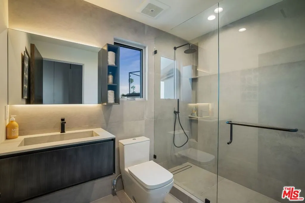 Los Angeles, California 90069, United States, 4 Bedrooms Bedrooms, ,5 BathroomsBathrooms,Residential,Active,165580