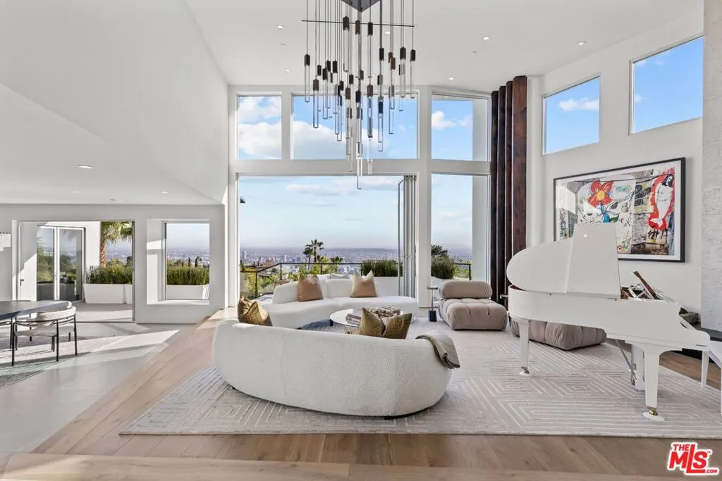 Los Angeles, California 90069, United States, 4 Bedrooms Bedrooms, ,5 BathroomsBathrooms,Residential,Active,165580