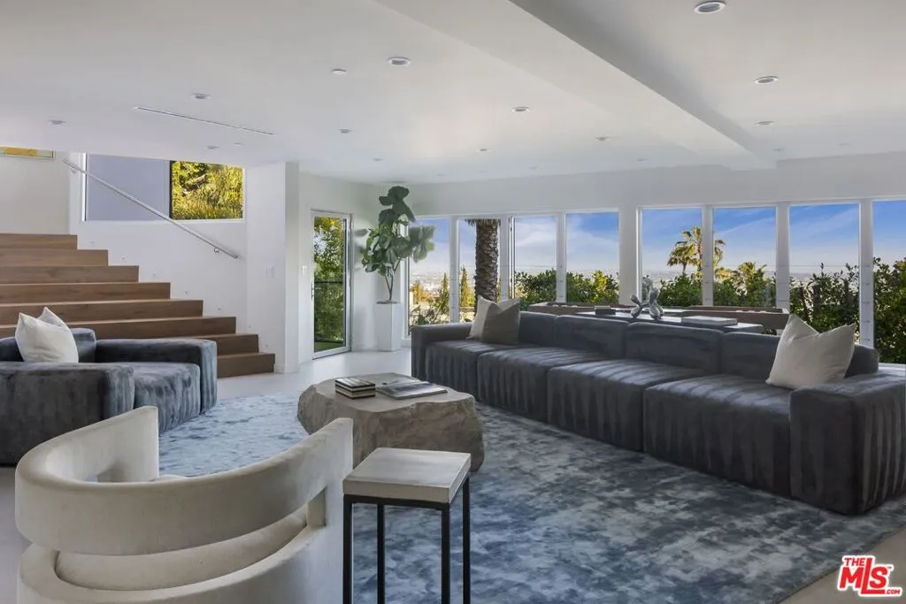 Los Angeles, California 90069, United States, 4 Bedrooms Bedrooms, ,5 BathroomsBathrooms,Residential,Active,165580