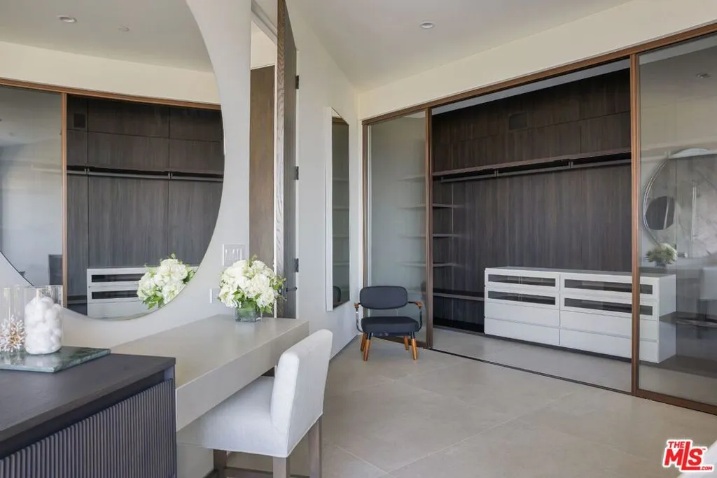 Los Angeles, California 90069, United States, 4 Bedrooms Bedrooms, ,5 BathroomsBathrooms,Residential,Active,165580