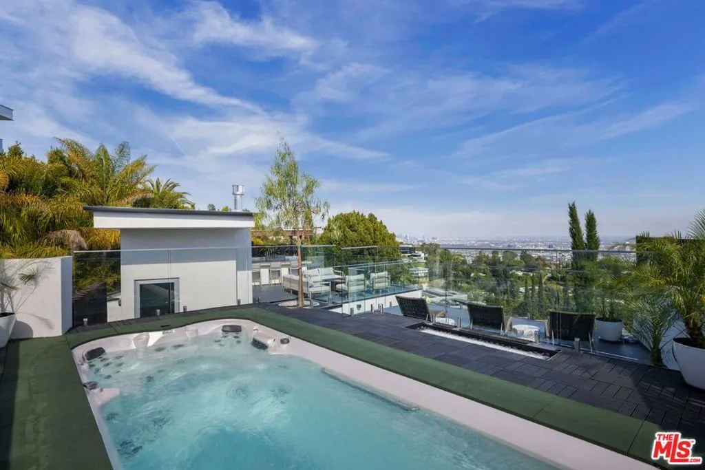 Los Angeles, California 90069, United States, 4 Bedrooms Bedrooms, ,5 BathroomsBathrooms,Residential,Active,165580