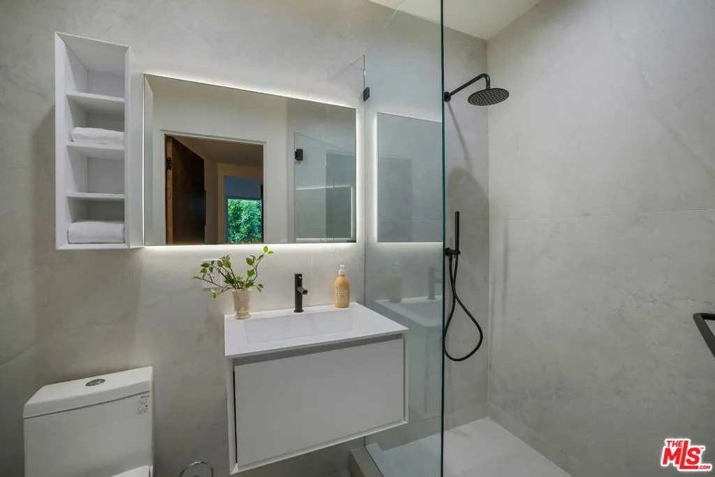 Los Angeles, California 90069, United States, 4 Bedrooms Bedrooms, ,5 BathroomsBathrooms,Residential,Active,165580