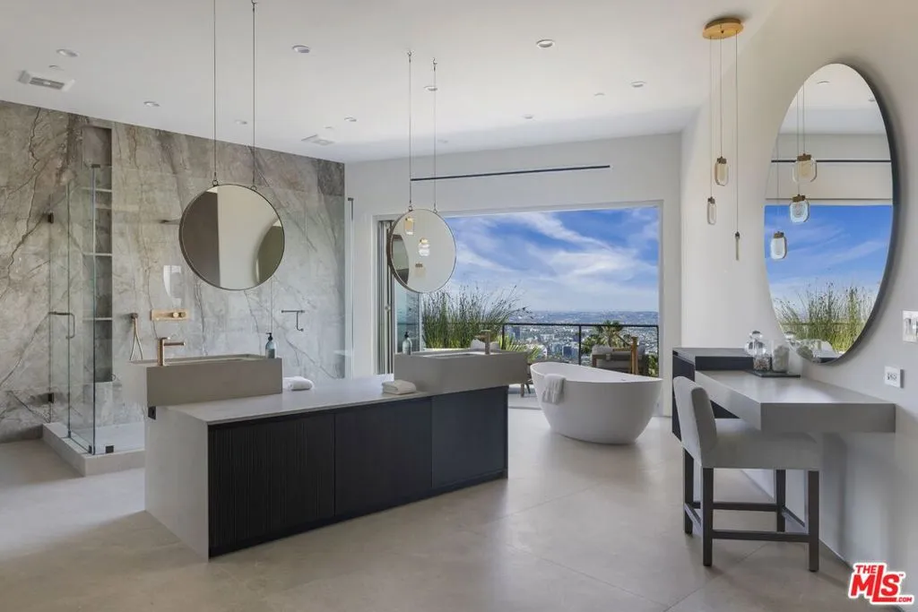 Los Angeles, California 90069, United States, 4 Bedrooms Bedrooms, ,5 BathroomsBathrooms,Residential,Active,165580