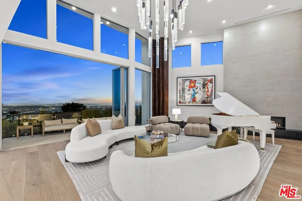 Los Angeles, California 90069, United States, 4 Bedrooms Bedrooms, ,5 BathroomsBathrooms,Residential,Active,165580