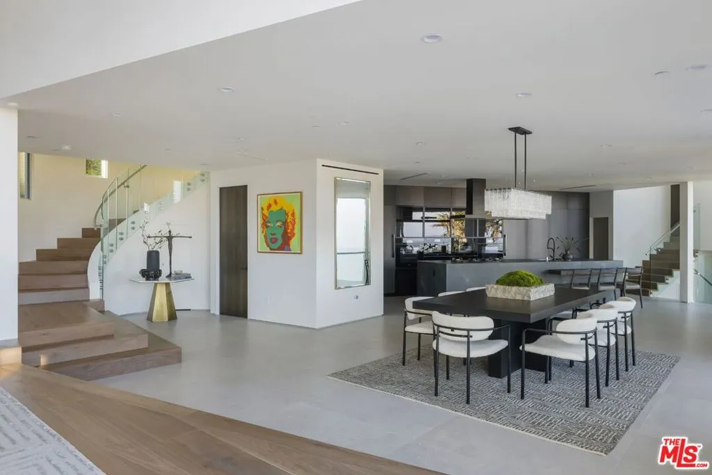 Los Angeles, California 90069, United States, 4 Bedrooms Bedrooms, ,5 BathroomsBathrooms,Residential,Active,165580