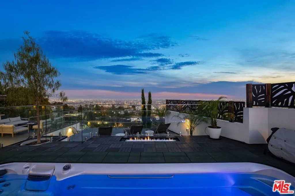 Los Angeles, California 90069, United States, 4 Bedrooms Bedrooms, ,5 BathroomsBathrooms,Residential,Active,165580