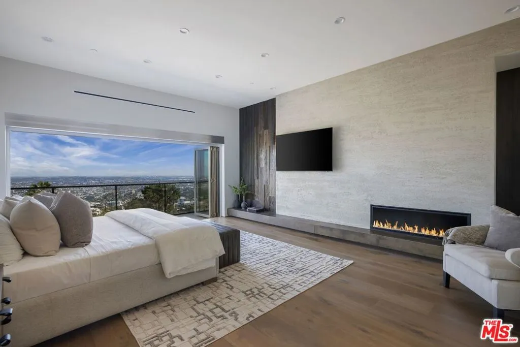 Los Angeles, California 90069, United States, 4 Bedrooms Bedrooms, ,5 BathroomsBathrooms,Residential,Active,165580