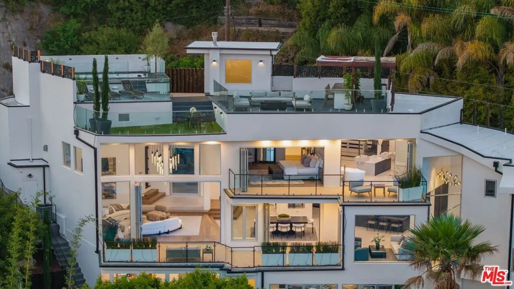 Los Angeles, California 90069, United States, 4 Bedrooms Bedrooms, ,5 BathroomsBathrooms,Residential,Active,165580