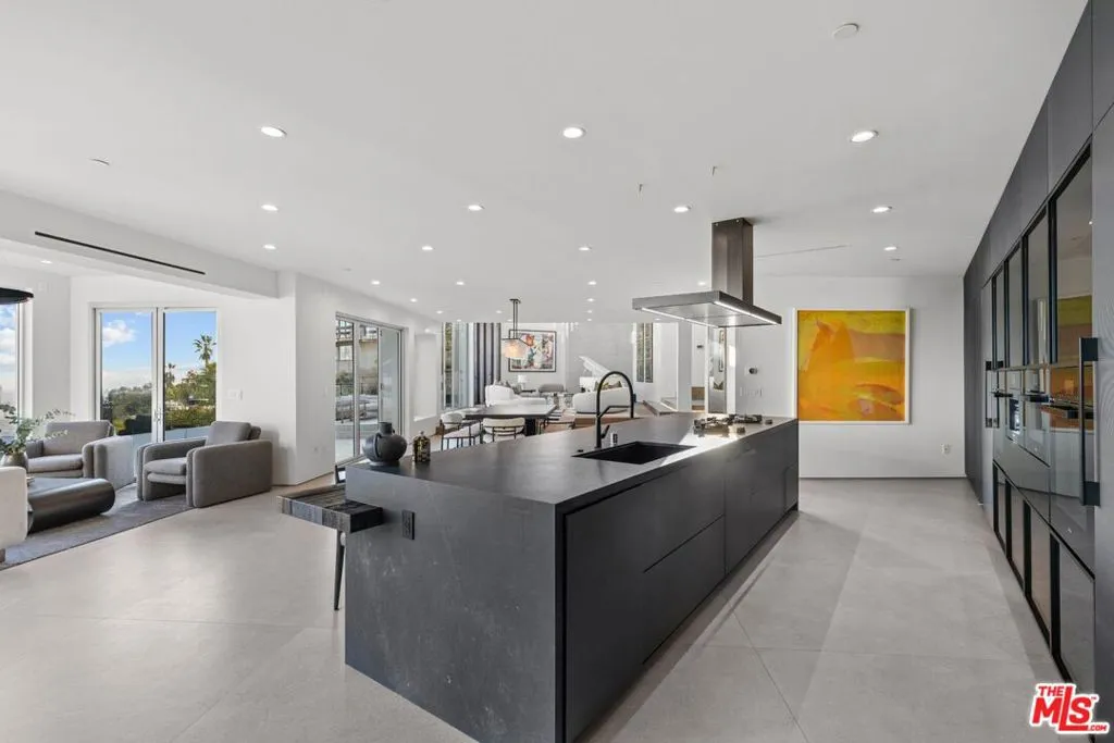 Los Angeles, California 90069, United States, 4 Bedrooms Bedrooms, ,5 BathroomsBathrooms,Residential,Active,165580