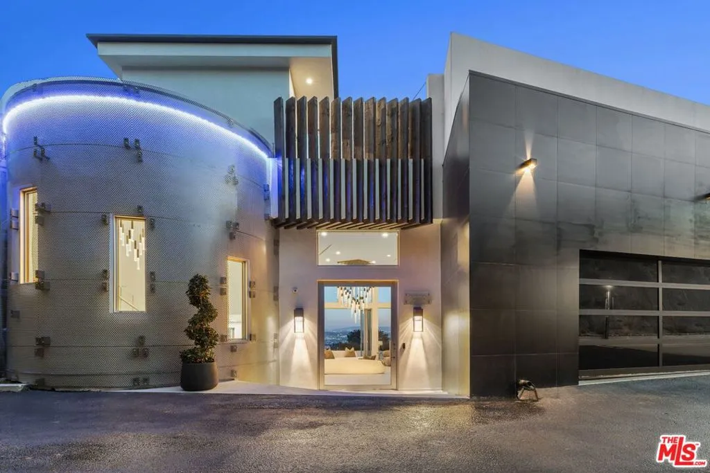 Los Angeles, California 90069, United States, 4 Bedrooms Bedrooms, ,5 BathroomsBathrooms,Residential,Active,165580