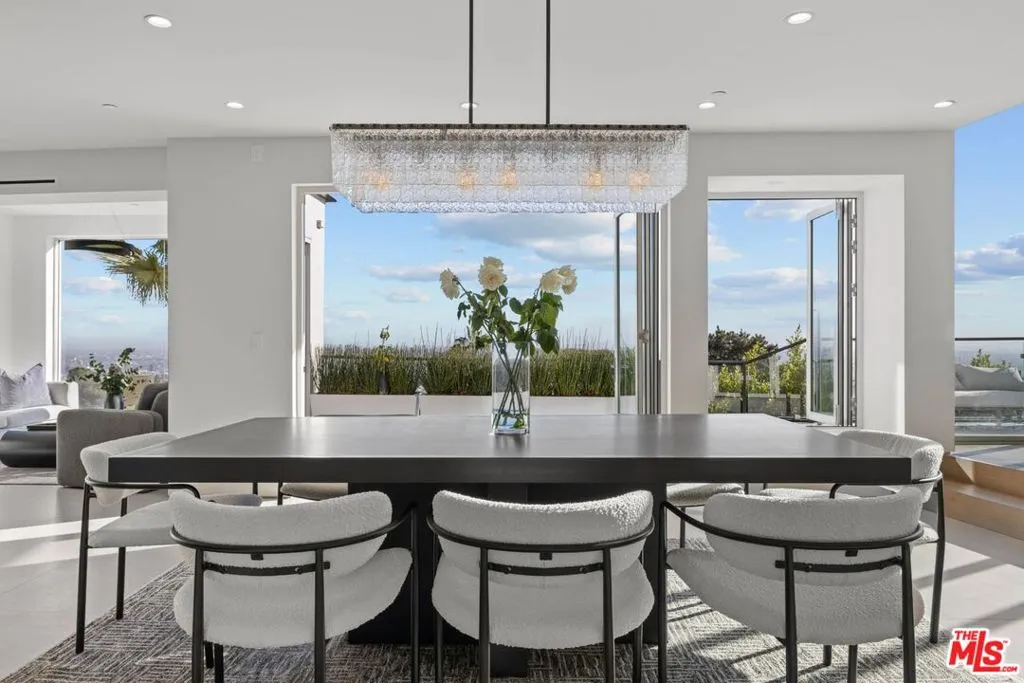 Los Angeles, California 90069, United States, 4 Bedrooms Bedrooms, ,5 BathroomsBathrooms,Residential,Active,165580