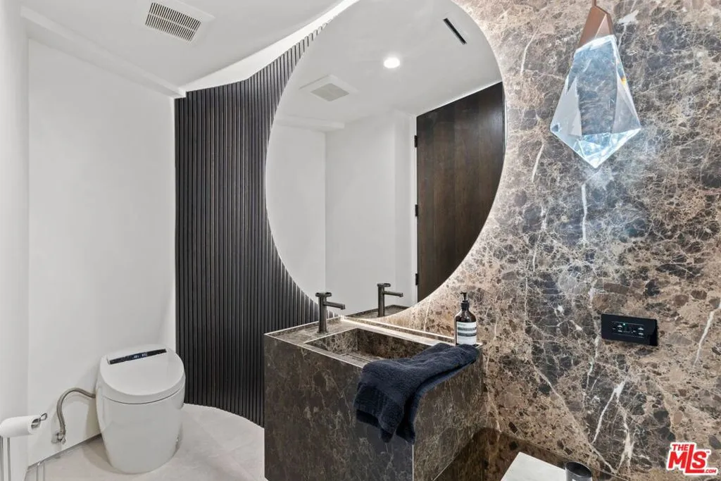 Los Angeles, California 90069, United States, 4 Bedrooms Bedrooms, ,5 BathroomsBathrooms,Residential,Active,165580