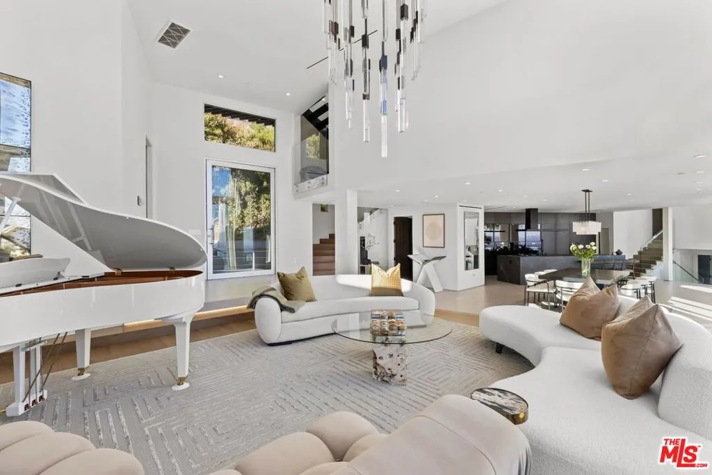 Los Angeles, California 90069, United States, 4 Bedrooms Bedrooms, ,5 BathroomsBathrooms,Residential,Active,165580