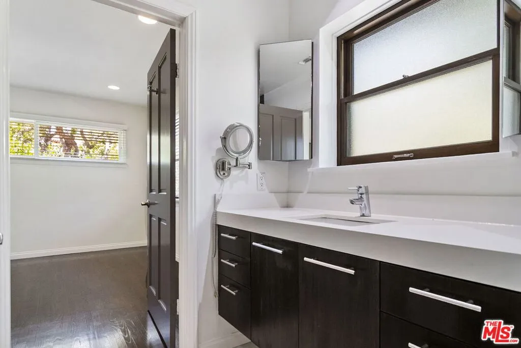 Los Angeles, California 90049, United States, 3 Bedrooms Bedrooms, ,3 BathroomsBathrooms,Residential,Active,191326