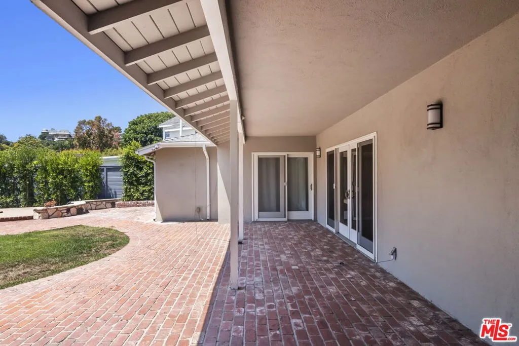 Los Angeles, California 90049, United States, 3 Bedrooms Bedrooms, ,3 BathroomsBathrooms,Residential,Active,191326