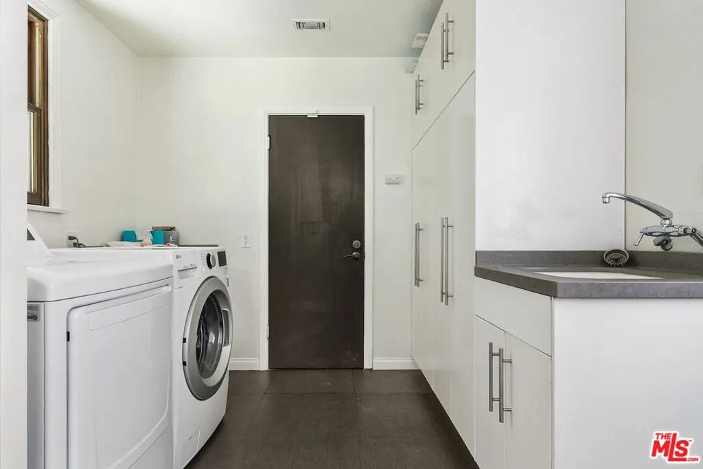 Los Angeles, California 90049, United States, 3 Bedrooms Bedrooms, ,3 BathroomsBathrooms,Residential,Active,191326