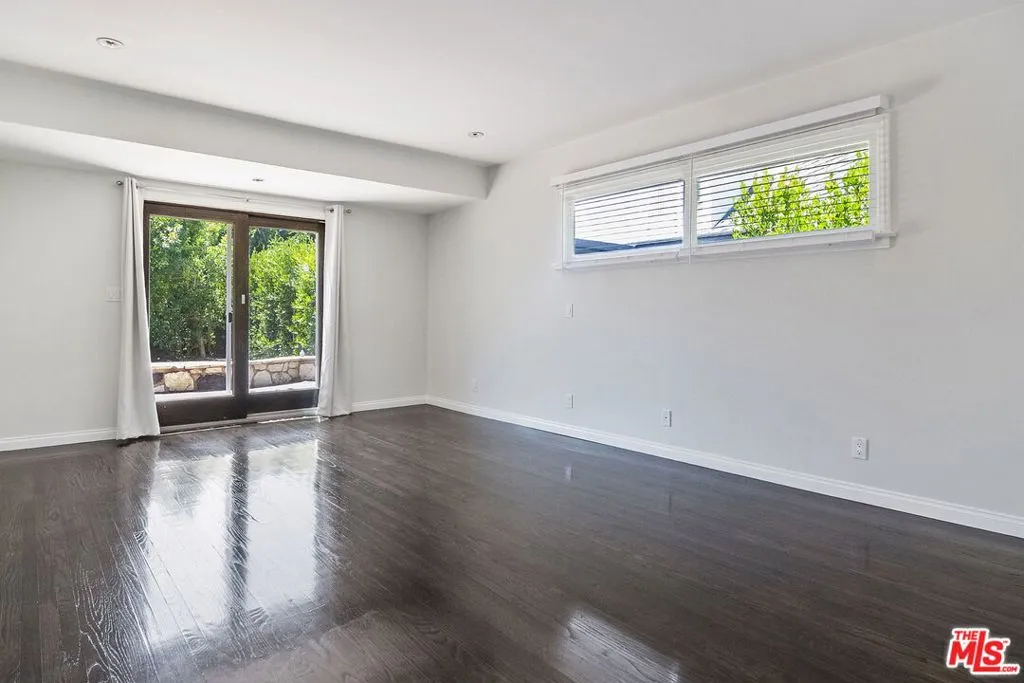 Los Angeles, California 90049, United States, 3 Bedrooms Bedrooms, ,3 BathroomsBathrooms,Residential,Active,191326