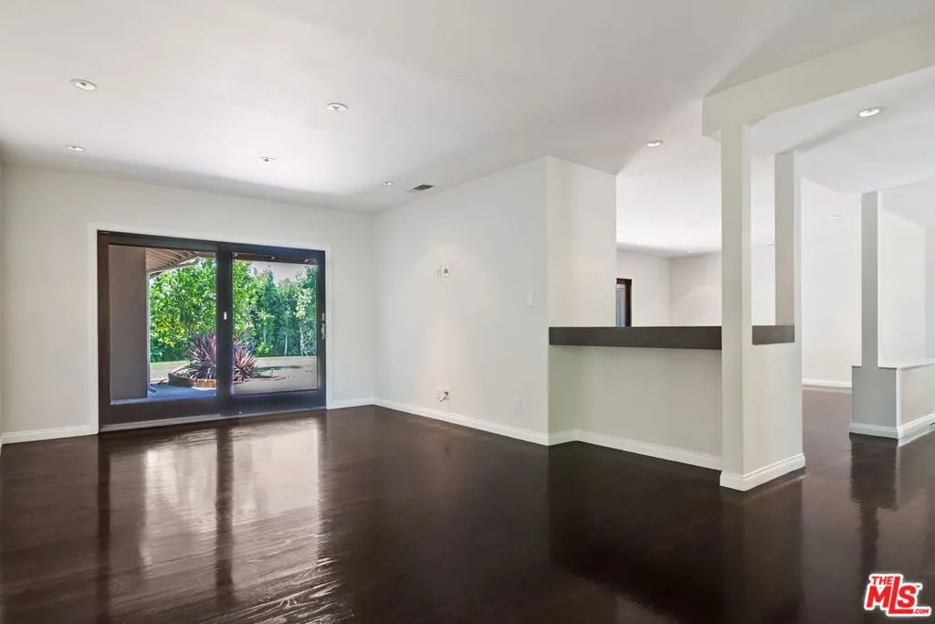 Los Angeles, California 90049, United States, 3 Bedrooms Bedrooms, ,3 BathroomsBathrooms,Residential,Active,191326