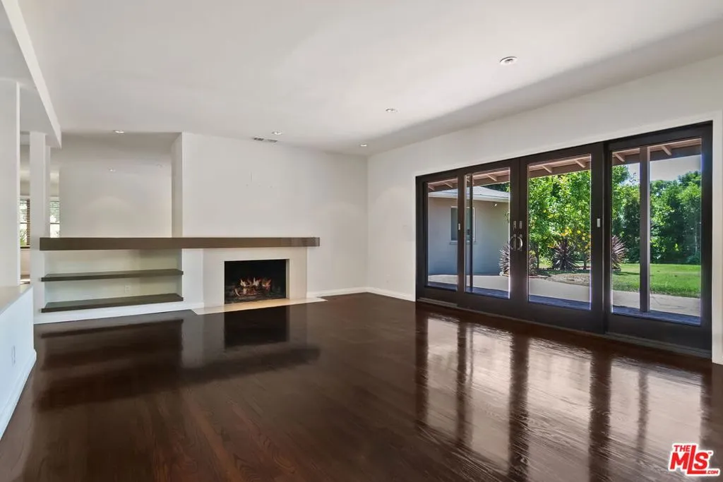 Los Angeles, California 90049, United States, 3 Bedrooms Bedrooms, ,3 BathroomsBathrooms,Residential,Active,191326