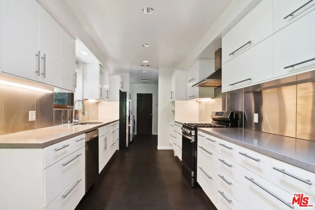 Los Angeles, California 90049, United States, 3 Bedrooms Bedrooms, ,3 BathroomsBathrooms,Residential,Active,191326