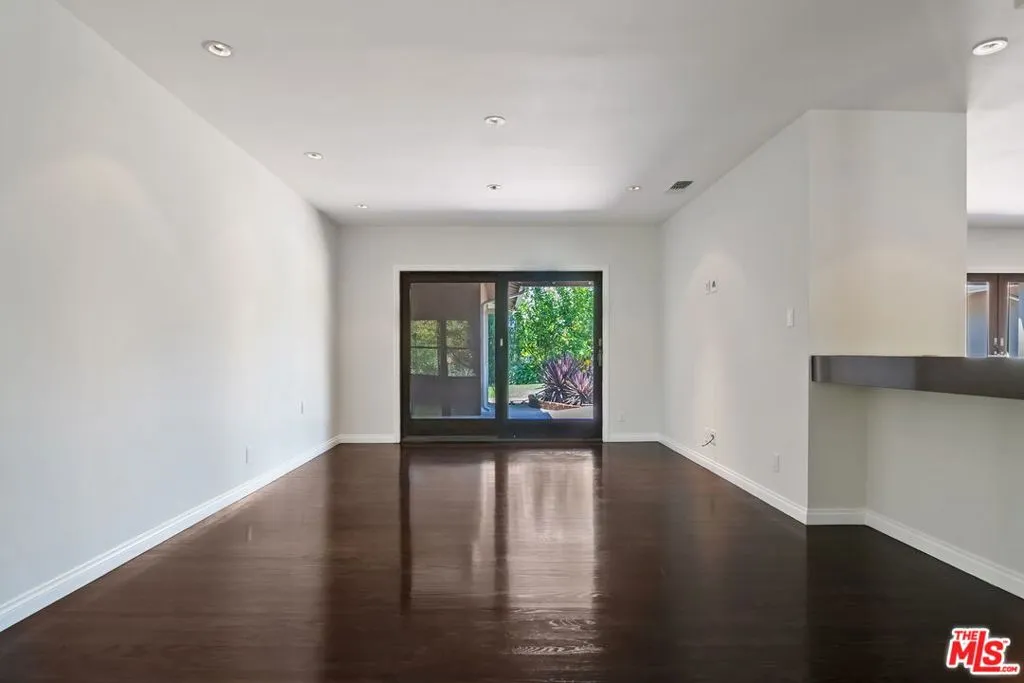 Los Angeles, California 90049, United States, 3 Bedrooms Bedrooms, ,3 BathroomsBathrooms,Residential,Active,191326