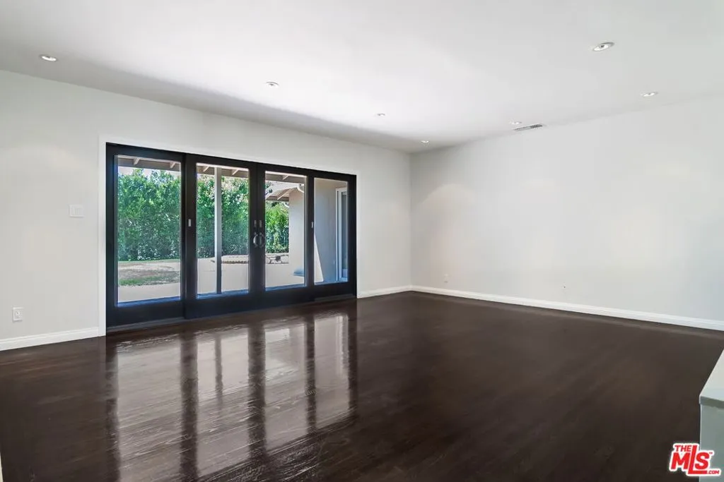 Los Angeles, California 90049, United States, 3 Bedrooms Bedrooms, ,3 BathroomsBathrooms,Residential,Active,191326