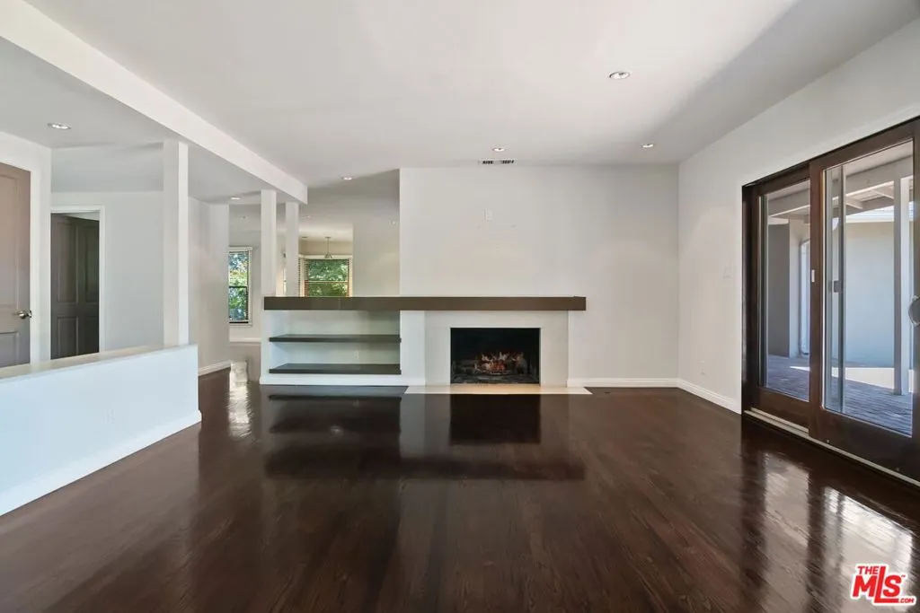 Los Angeles, California 90049, United States, 3 Bedrooms Bedrooms, ,3 BathroomsBathrooms,Residential,Active,191326