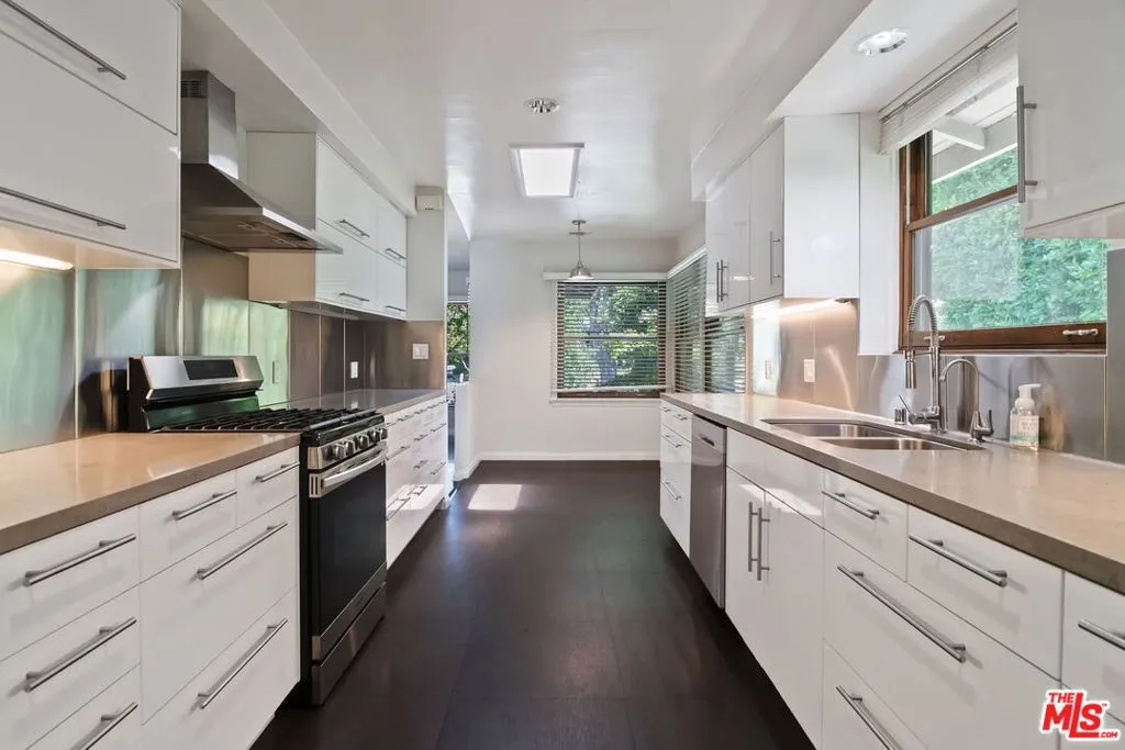 Los Angeles, California 90049, United States, 3 Bedrooms Bedrooms, ,3 BathroomsBathrooms,Residential,Active,191326