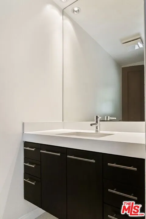 Los Angeles, California 90049, United States, 3 Bedrooms Bedrooms, ,3 BathroomsBathrooms,Residential,Active,191326