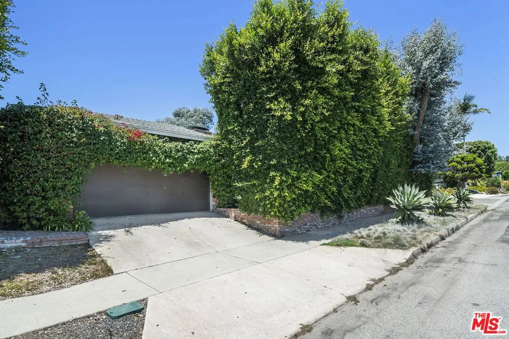 Los Angeles, California 90049, United States, 3 Bedrooms Bedrooms, ,3 BathroomsBathrooms,Residential,Active,191326