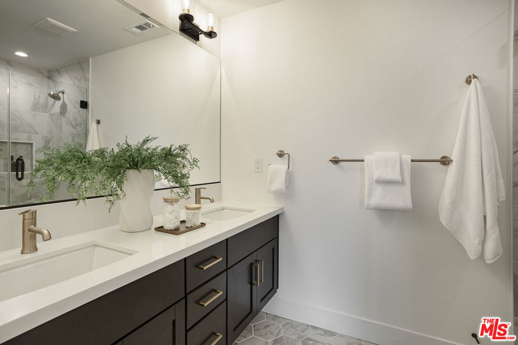 11214 W Victory Boulevard 6