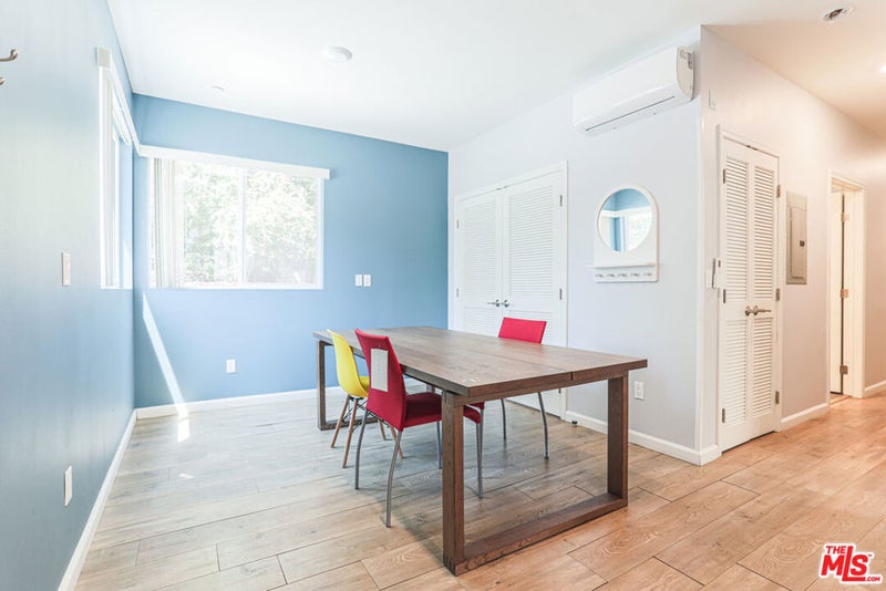 1259 W 36th Place