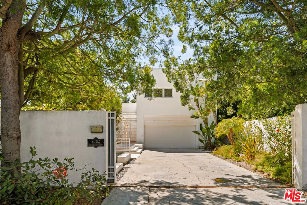 Los Angeles, California 90046, United States, 4 Bedrooms Bedrooms, ,3 BathroomsBathrooms,Residential,Active,213455