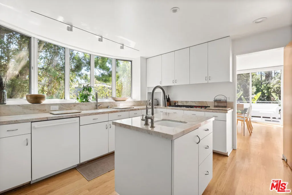 Los Angeles, California 90046, United States, 4 Bedrooms Bedrooms, ,3 BathroomsBathrooms,Residential,Active,213455