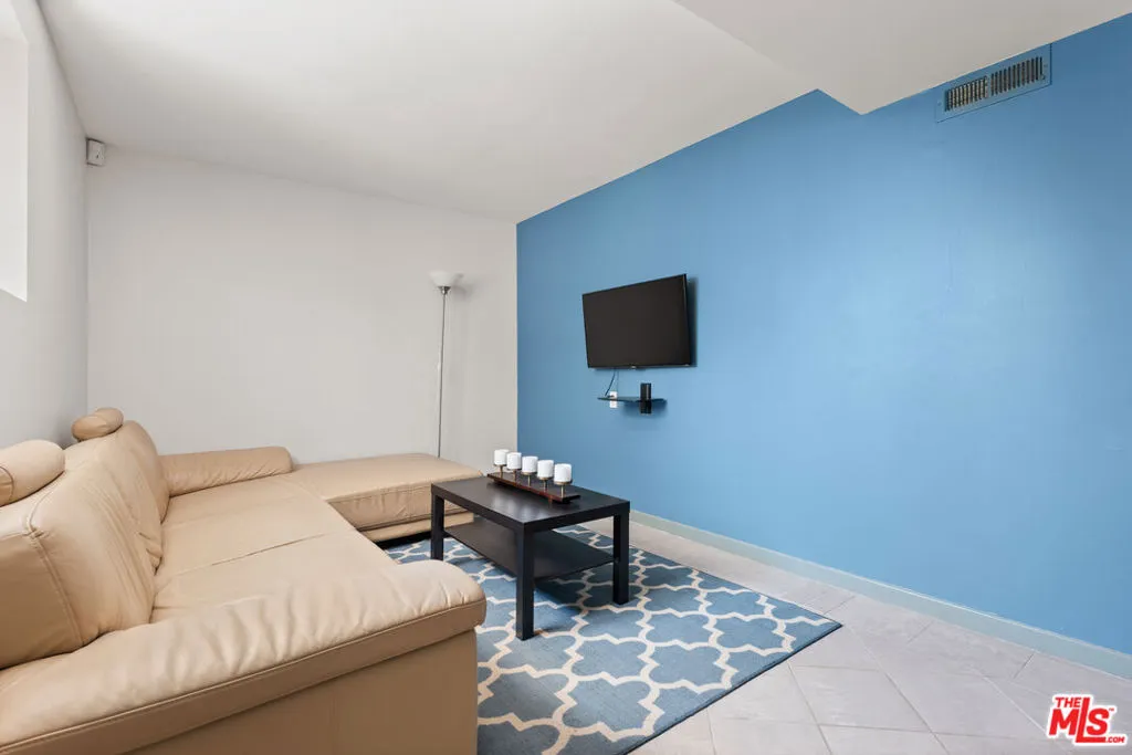 Los Angeles, California 90046, United States, 4 Bedrooms Bedrooms, ,3 BathroomsBathrooms,Residential,Active,213455