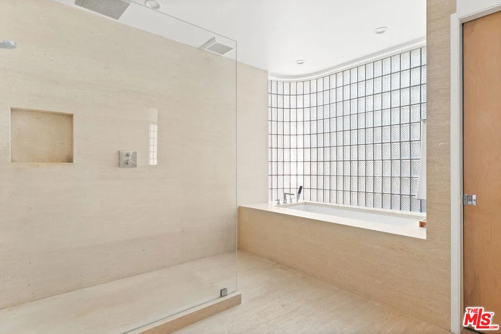 Los Angeles, California 90046, United States, 4 Bedrooms Bedrooms, ,3 BathroomsBathrooms,Residential,Active,213455