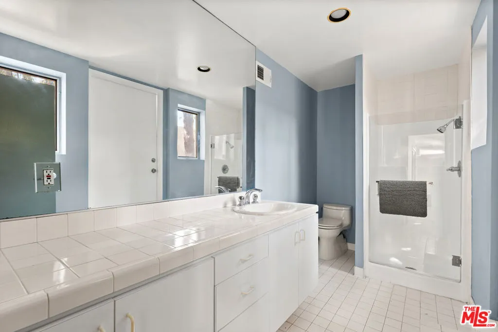 Los Angeles, California 90046, United States, 4 Bedrooms Bedrooms, ,3 BathroomsBathrooms,Residential,Active,213455