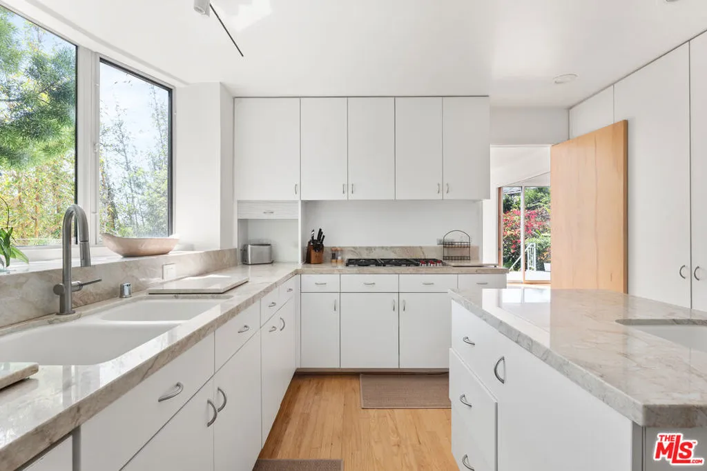 Los Angeles, California 90046, United States, 4 Bedrooms Bedrooms, ,3 BathroomsBathrooms,Residential,Active,213455