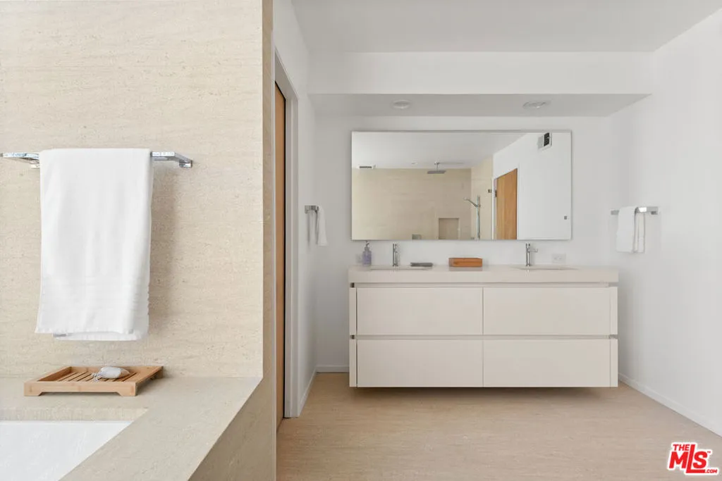 Los Angeles, California 90046, United States, 4 Bedrooms Bedrooms, ,3 BathroomsBathrooms,Residential,Active,213455