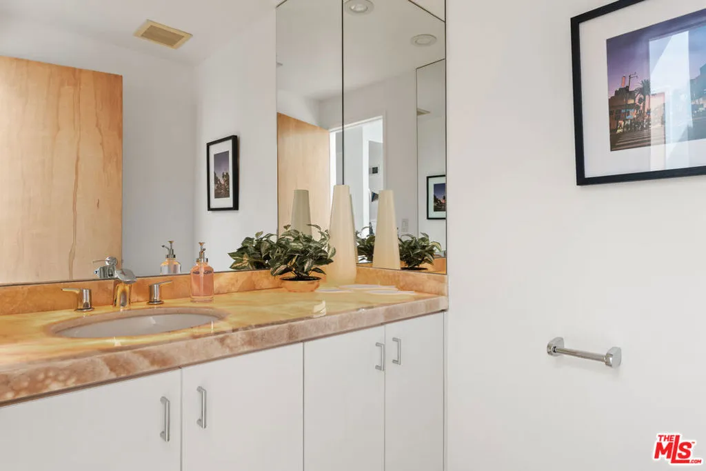 Los Angeles, California 90046, United States, 4 Bedrooms Bedrooms, ,3 BathroomsBathrooms,Residential,Active,213455