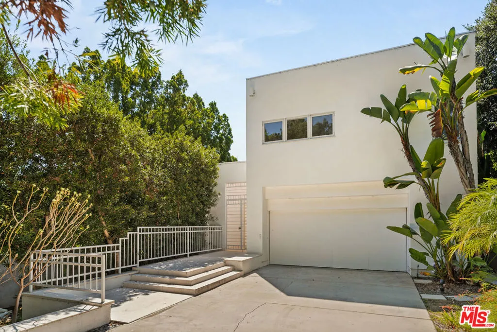 Los Angeles, California 90046, United States, 4 Bedrooms Bedrooms, ,3 BathroomsBathrooms,Residential,Active,213455