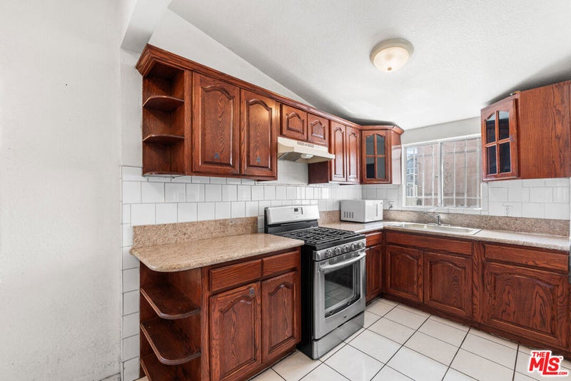602 W 40th Place