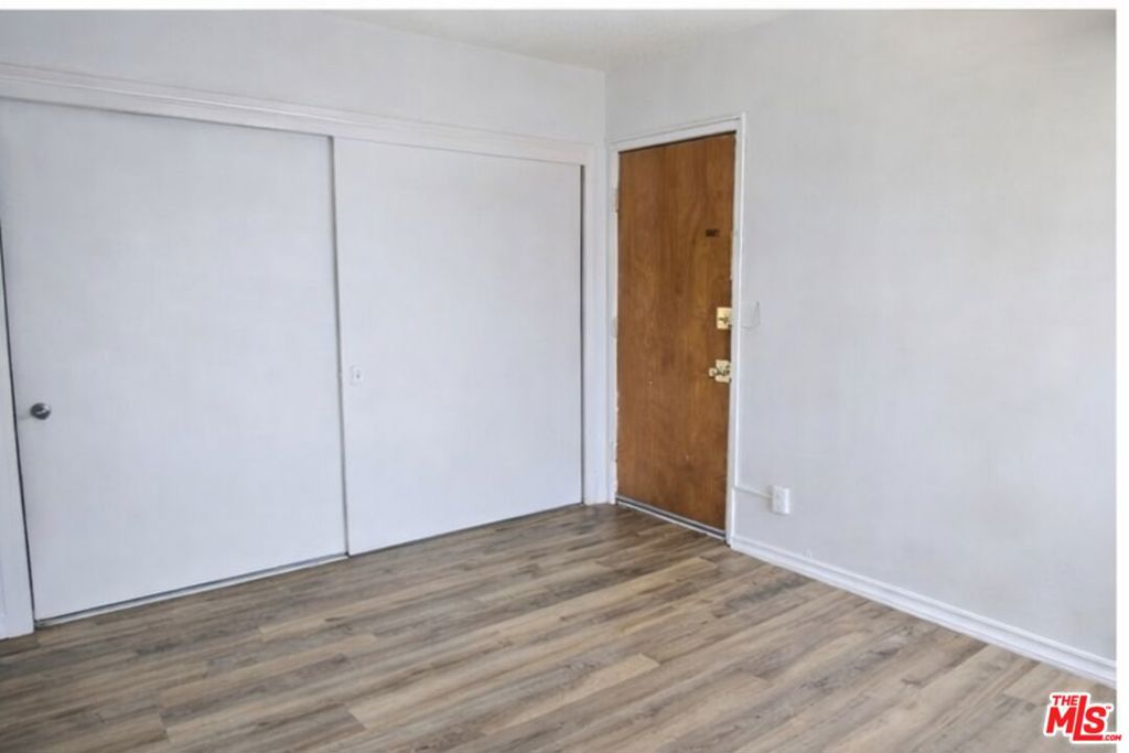 7000 S La Cienega Boulevard 28