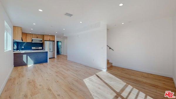 14423 CALIFA ST # 1/2, VAN NUYS, CA 91401 - Image bbaaff3ffa5ebf4875d6facab87ac78a/1285642810