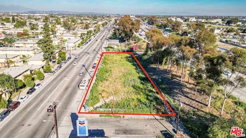 1422 E Imperial Highway