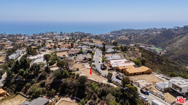 922 ENCHANTED WAY, PACIFIC PALISADES, CA 90272 - Image bbd189e47c5cd68da85eb53f7cbc696a/3207126998