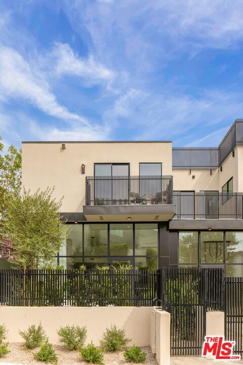 922 N West Knoll Drive
