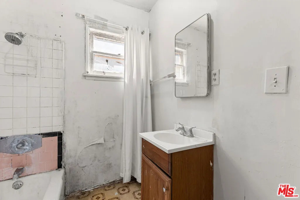 Long Beach, California 90805, United States, 2 Bedrooms Bedrooms, ,2 BathroomsBathrooms,Residential,Active,214010