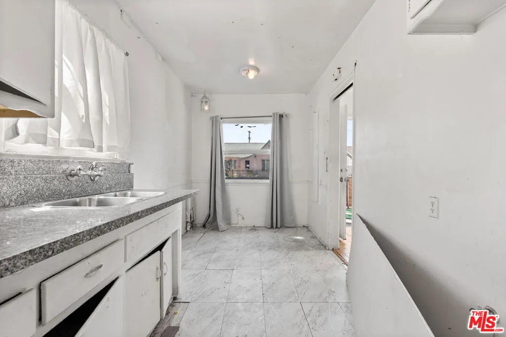 Long Beach, California 90805, United States, 2 Bedrooms Bedrooms, ,2 BathroomsBathrooms,Residential,Active,214010