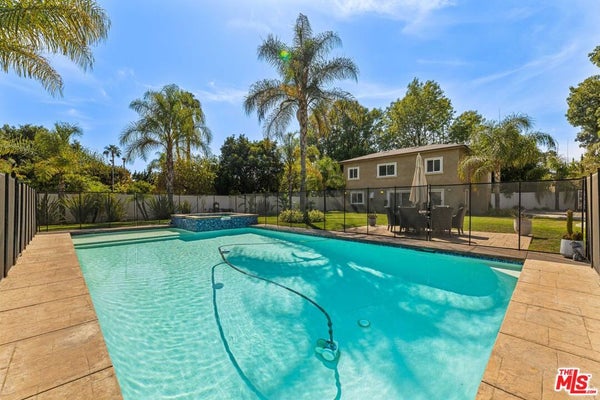 8817 ENCINO AVE, SHERWOOD FOREST, CA 91325 - Image bc943d29c21e47e1a29a347c4bd2e7ed/4165037701